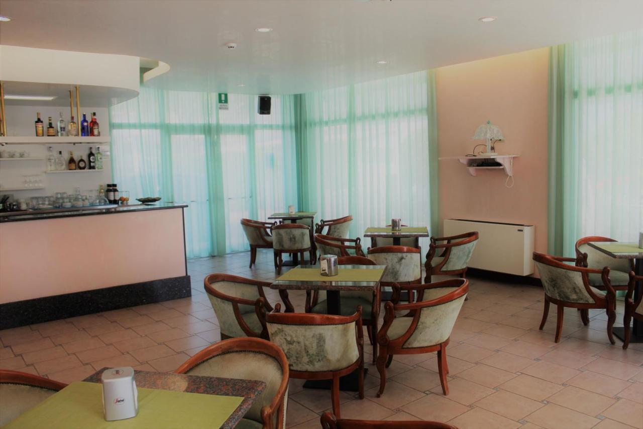 Hotel Palme Park & Beach Included リド・ディ・イエゾロ エクステリア 写真
